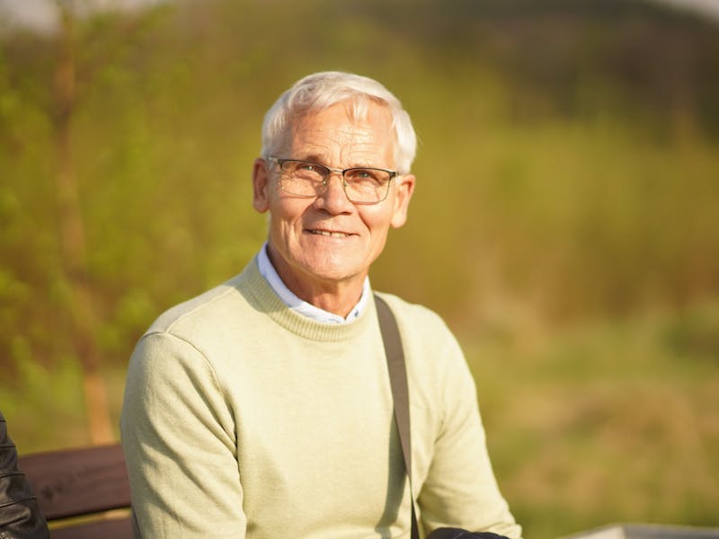 Rüstiger Senior im Garten bei Sonnenschein