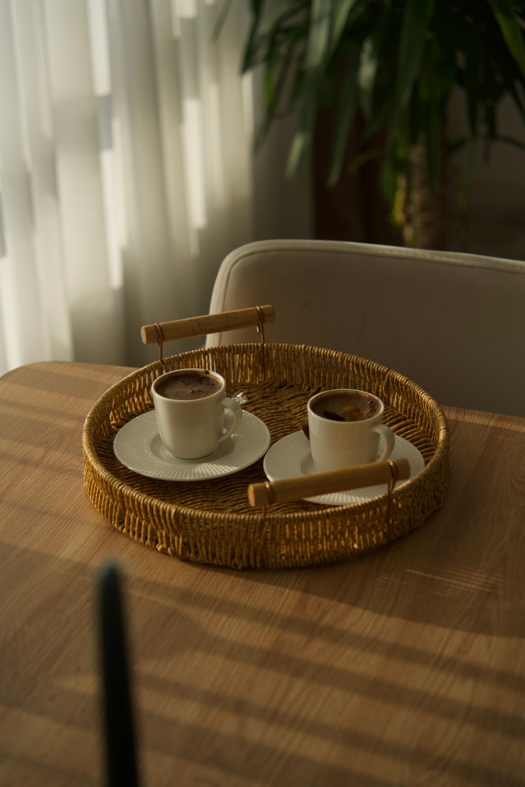 Zwei Kaffeetassen auf einem Holztisch an einem Samstagnachmittag